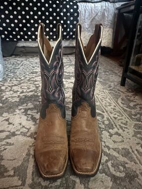 Brown ARIAT cowboy boots (like new)